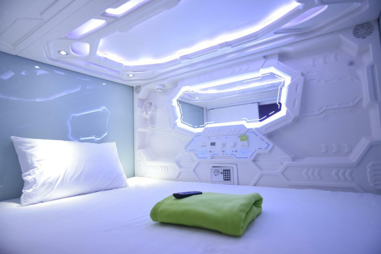 Whiz Capsule Hotel Thamrin Jakarta Kültér fotó